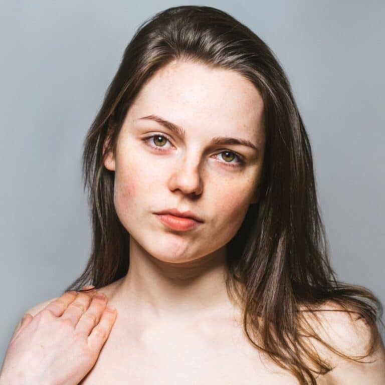 Rejuvenecimiento facial intensivo: mujer joven con la piel lisa y uniforme